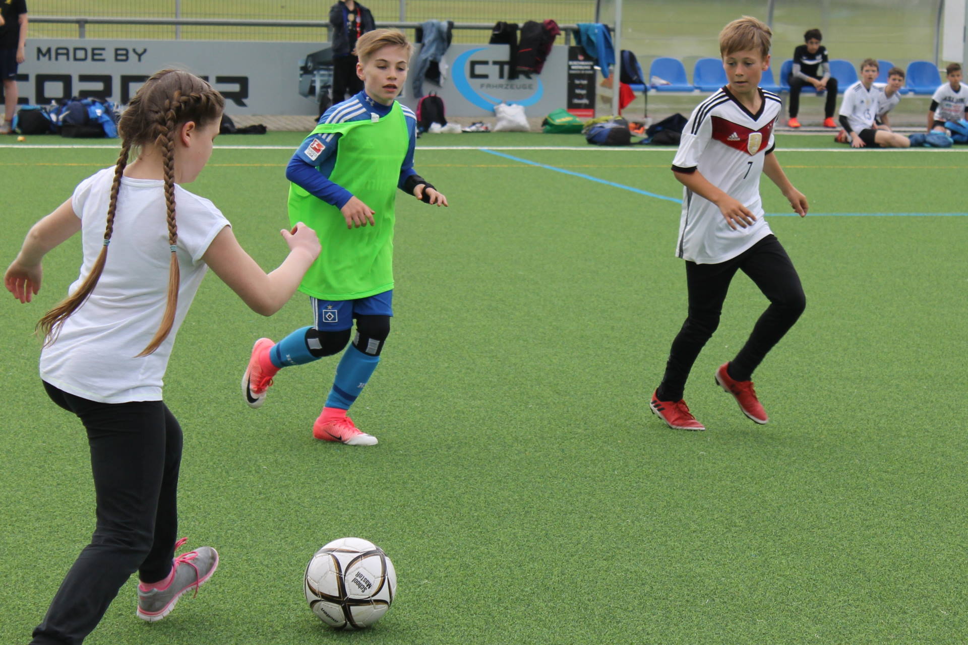 einige schüler spielen Fußball